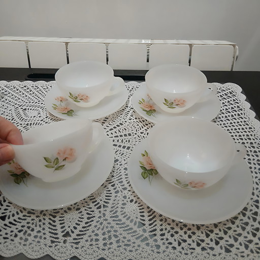 Lot romantique de 4 tasses à café Arcopal et sacs de base avec roses rouges