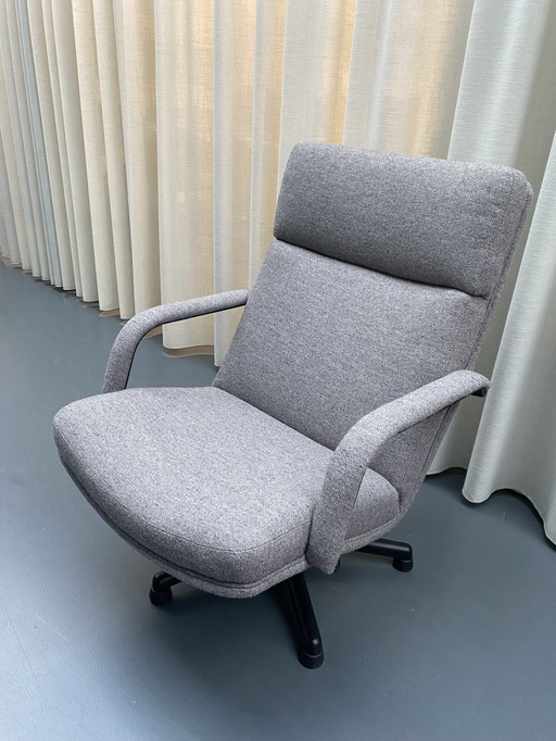 Artifort F141 Armchair