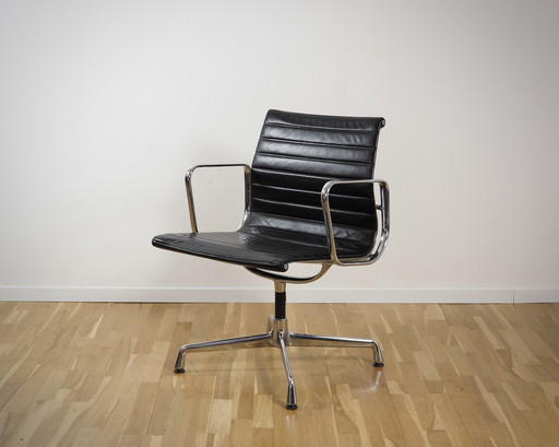 Vitra Alu Stoel Ea 107 in zwart leer