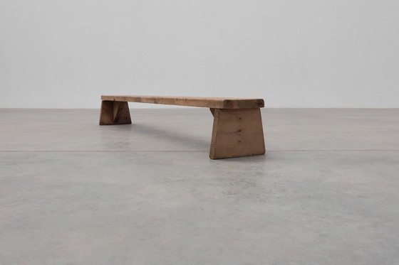 Image 1 of Panca bassa rustica francese in legno massello in stile wabi wabi, ca. 1880