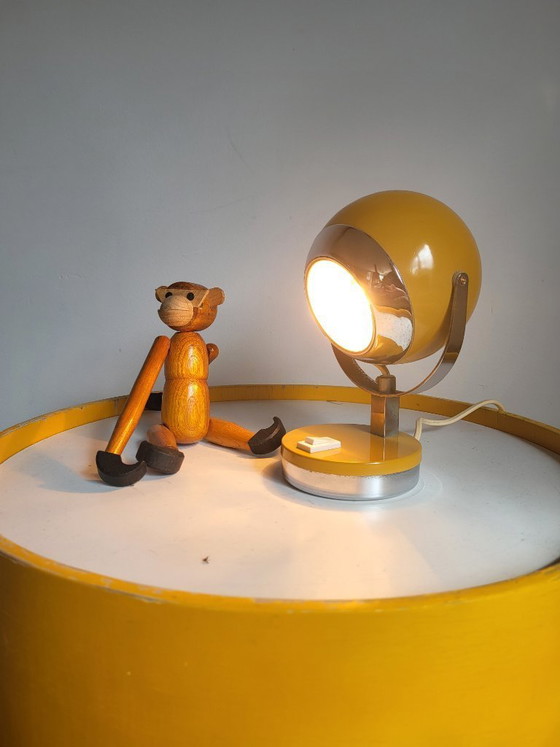 Image 1 of Lampe de table en forme d'œil, style futuriste, couleur jaune mat et finition chromée, années 1960