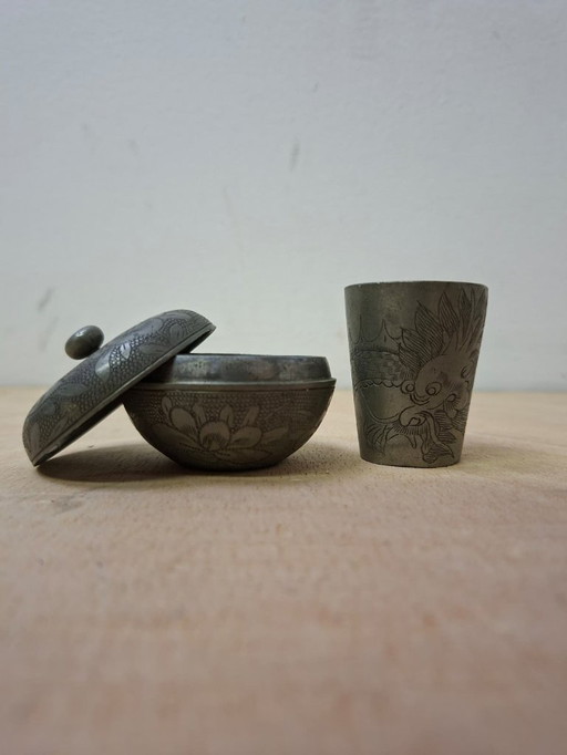 Vassoio cinese in peltro + tazza da tè Kut Hing Swatow 1950 ca.