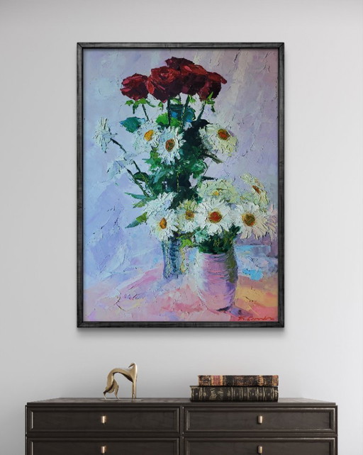 Origineel olieverfschilderij: Stilleven met bloemen, boeket madeliefjes en rozen.