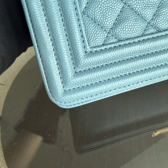 Image 1 of Chanel Boy Medium - Caviar 25CM Gewatteerd Blauw Goudkleurige Hardware 25