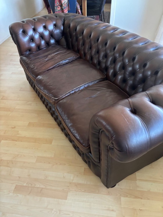 Bellissima Chesterfield originale di Spring Vale – Springvale, Divani 2 posti, Leather, Wood (photo 2 of 6)