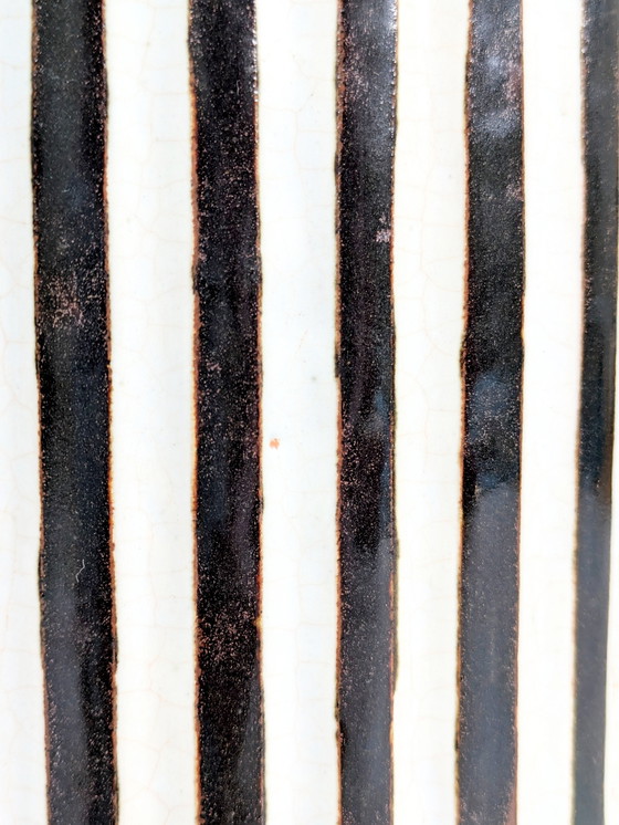 Image 1 of Recipiente de cerámica de mediados de siglo con tapa y rayas marrones y crema