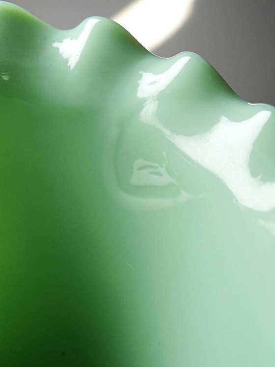 Image 1 of Große antike, geformte Vase aus jadegrünem Opalinkristall, ca. 1900-1930
