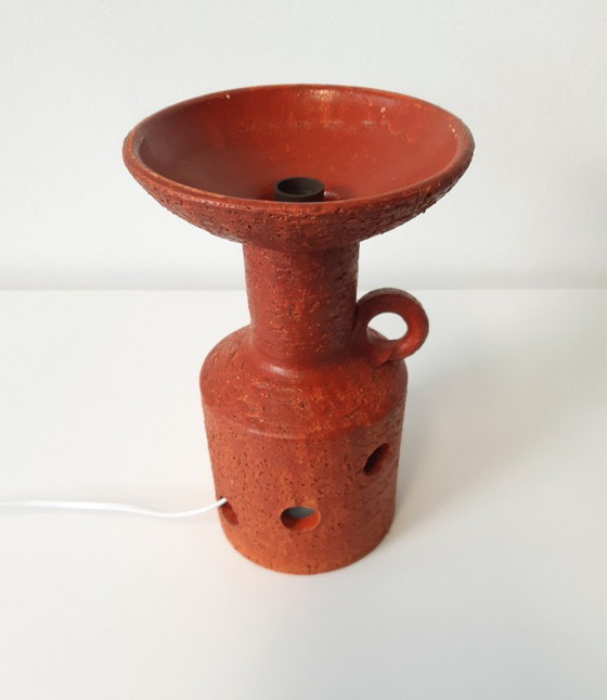 Image 1 of Vintage keramieken oranje tafellamp met glazen bol, chamotte klei, oranje brutalist aardewerken mcm lamp