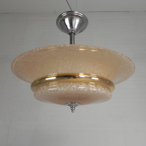 Art Deco hanglamp met glazen schaal van gewolkt glas met een gouden band, jaren 30