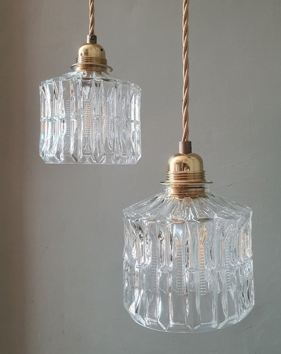 Image 1 of Ensemble de deux lampes suspendues Art Déco vintage en verre épais et texturé.
