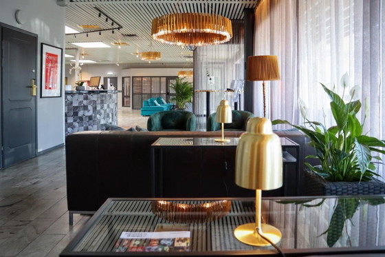 Image 1 of Grande lampe suspendue au design doré