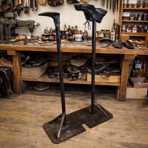 Antiker doppelter Schuhleistenständer aus Schmiedeeisen (H 113 cm) für Schuhmacher
