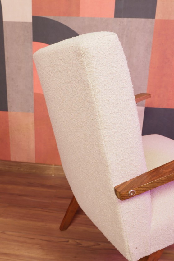 Image 1 of Poltrona vintage beige bouclé in legno di noce 1960