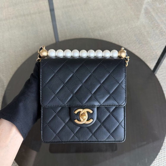 Image 1 of Sac Chanel Mini Flap Chic en agneau perlé noir, finitions dorées, série 28