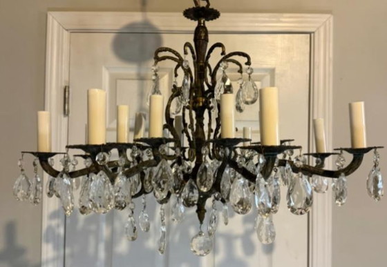 Image 1 of Lampadario antico vintage in ottone fuso decorato con 16 candele e 8 bracci in cristallo