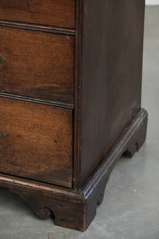 Image 1 of Prachtig antieke Engelse eikenhouten secretaire uit begin 18e eeuw met een mooi, sierlijk en elegant gebogen interieur