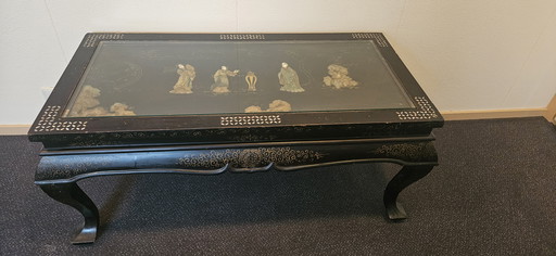 Chinesischer Tisch mit Glasplatte