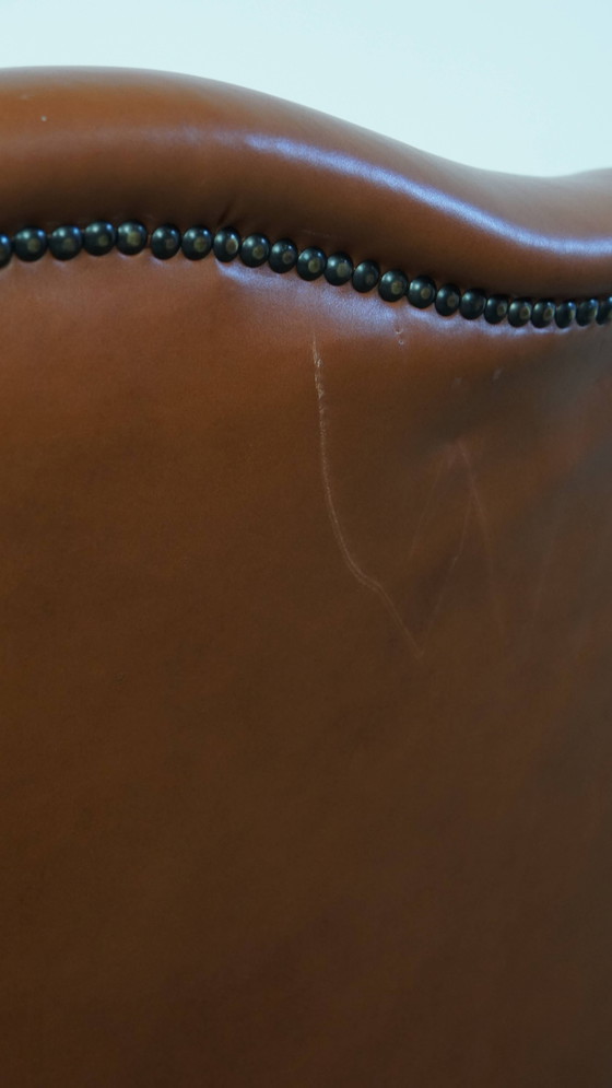 Image 1 of Cognacfarbener Rindslederohrensessel im englischen Stil mit Ziernägeln