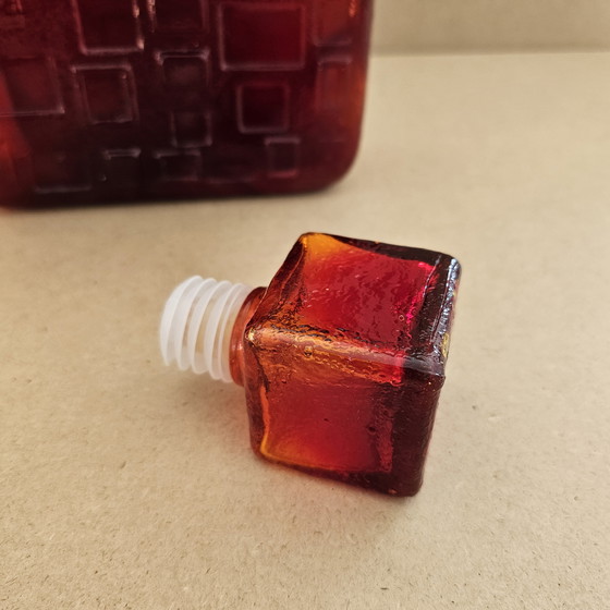 Image 1 of Vintage Italienische Rote Glas Karaffe mit Stopfen Empoli Glass 1960er-70er Jahre Dekoobjekt Relief geometrische Formen