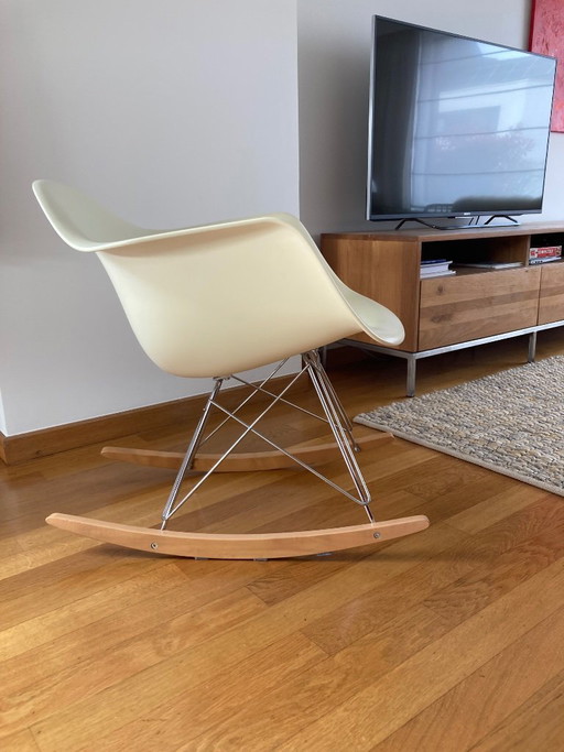 Silla mecedora Vitra Eames RAR