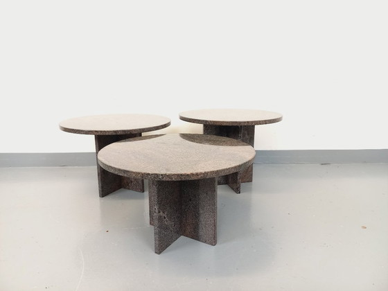 Image 1 of Set van drie vintage, in elkaar passende ronde salontafels van graniet uit de jaren 70 en 80.