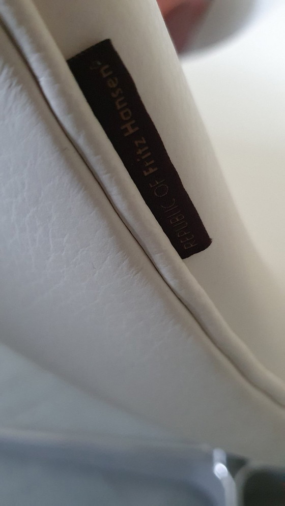 Image 1 of Poltrona a forma di cigno di Fritz Hansen in pelle bianca