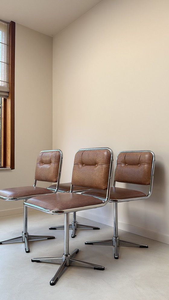 Image 1 of Quatre chaises pivotantes vintage en cuir chromé/skaï