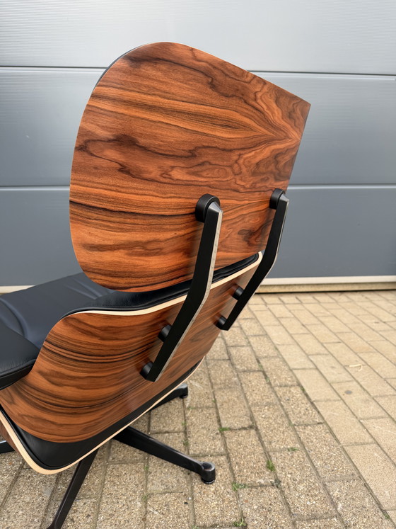 Image 1 of Poltrona lounge Vitra Eames XL + poggiapiedi, in pregiata pelle nera e palissandro Santos. NUOVA!!