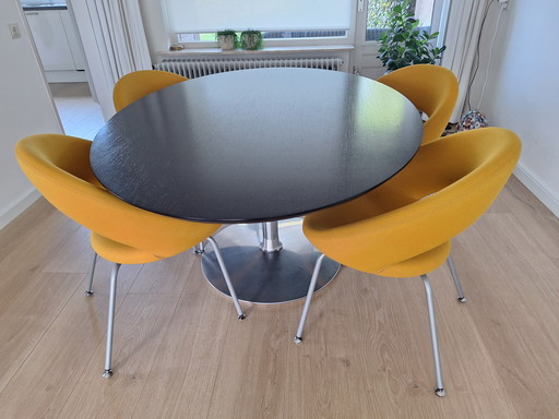 4 x Artifort Nina dining chairs, set price. Fabric Gaja 62011 curry-ochre