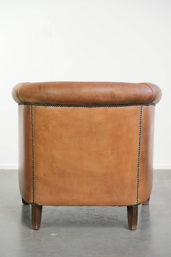 Heerlijke vintage schapenleren clubfauteuil in een mooie lichte cognac kleur met een prachtig patina en een (photo 4 of 14)