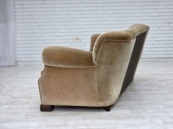 Image 1 of Deense driezitsbank uit de jaren 60, bekleed met groen meubelvelours en voorzien van eikenhouten poten.