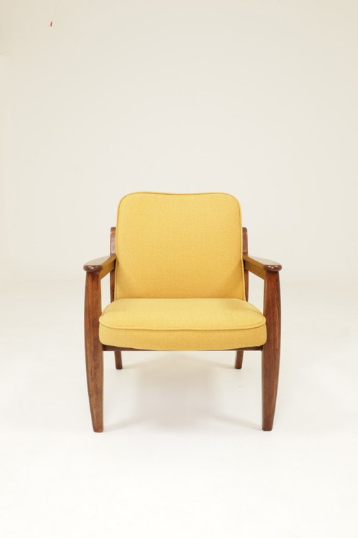 Fauteuil vintage en velours jaune moelleux 1960 design moderne