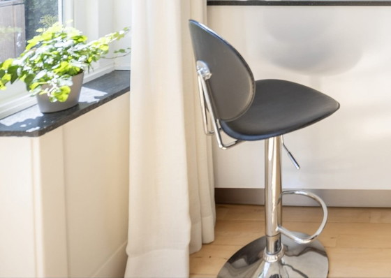 Image 1 of Schöner Barhocker, höhenverstellbar