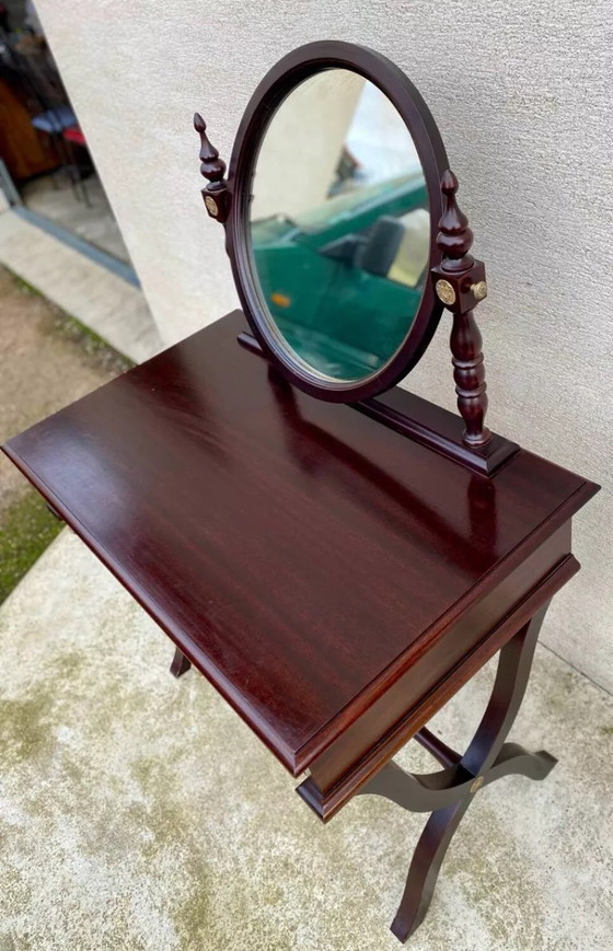 Image 1 of Tocador de madera maciza de estilo tradicional con dos cajones.