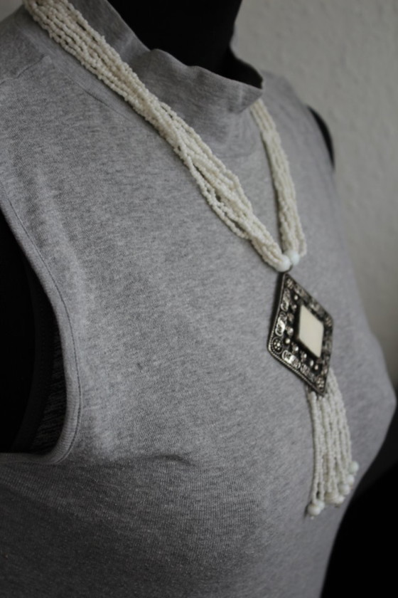 Image 1 of Collier en perles de rocaille blanches, multi-rangs avec un grand pendentif, style ethnique, fait main