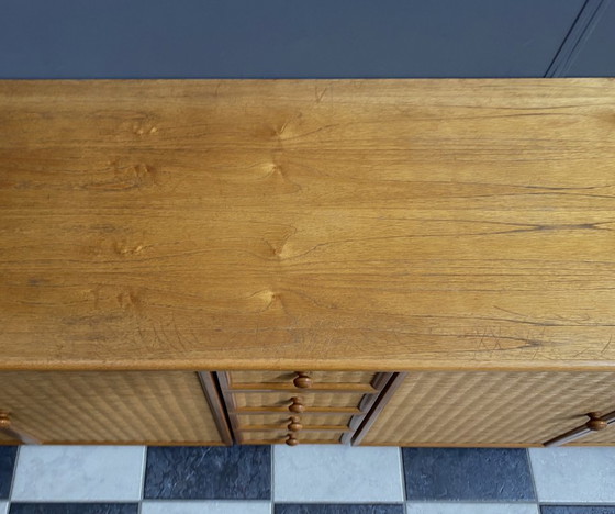 Image 1 of Grande credenza in vimini sintetico chiaro e cinghie di legno