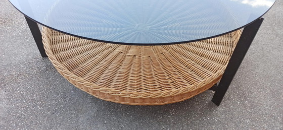 Image 1 of Vintage ronde glazen, metalen en rotan salontafel