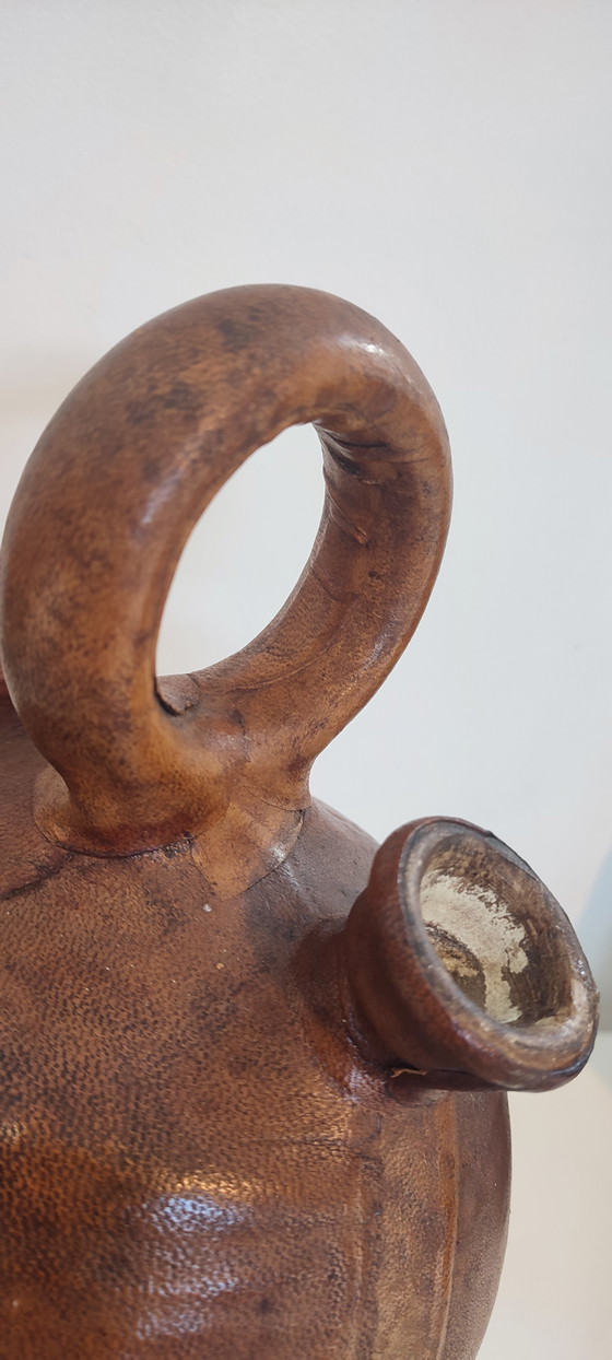 Image 1 of Gárgola , gran jarra de terracota recubierta de cuero
