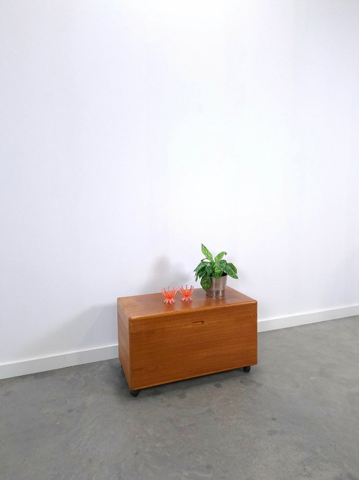Vintage teak Deense kist met klep op wielen, speelgoedkist