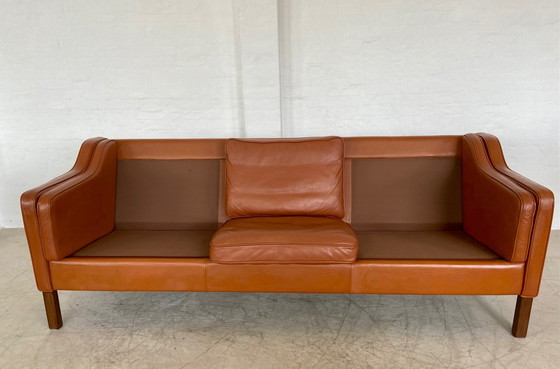 Image 1 of Mid Century Vintage Danish Mogens Hansen 3 Person Sofa in Cognac Leather (Canapé 3 personnes en cuir cognac)