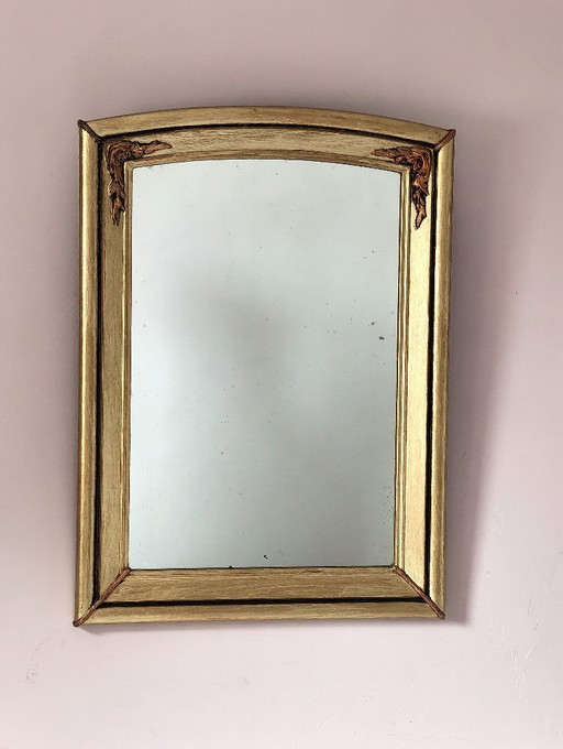 Art Deco spiegel met een verguld houten frame en bloemversieringen. – Wood