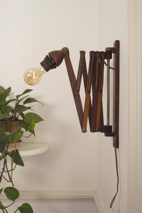 Image 1 of Wandlamp in schaarvorm uit het midden van de 20e eeuw, Scandinavische accordeonlamp, verstelbare houten wandlamp met stekker.