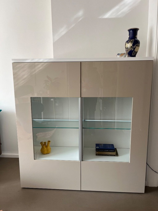 Hulstä Now Vitrine / Highboard – weiß & beige – mit Beleuchtung