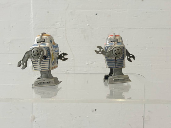 Image 1 of Set di 2 robot argentati a carica manuale, prodotti da Yon, Giappone, anni '60.