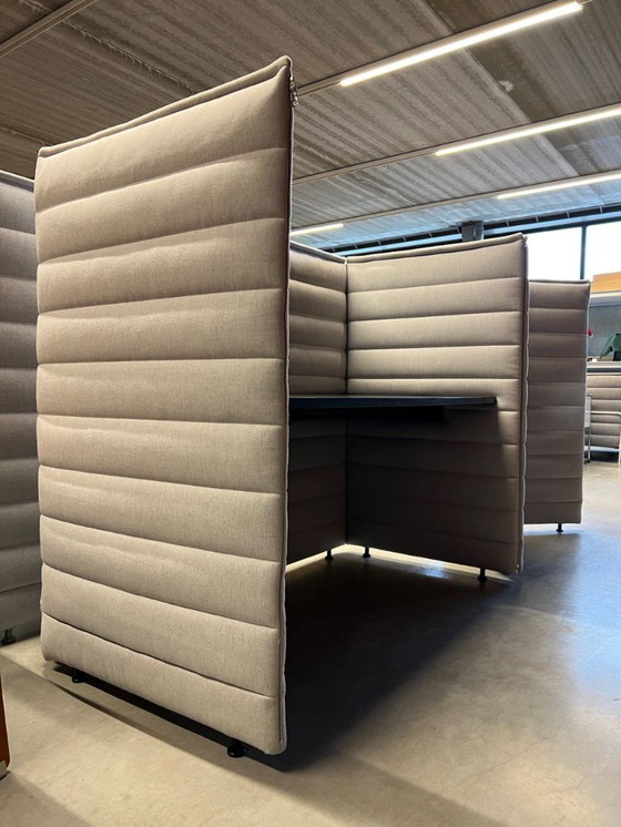 Image 1 of Bureau acoustique Vitra en alcôve avec parois acoustiques