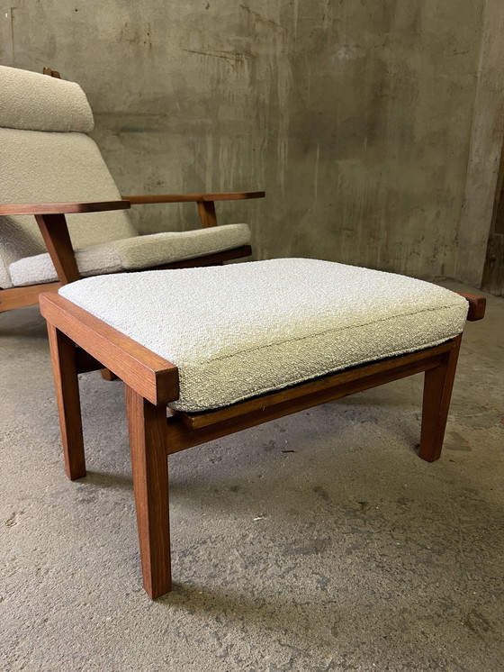 Image 1 of Poltrona e pouf GE-375 di Hans J. Wegner per Getama in teak