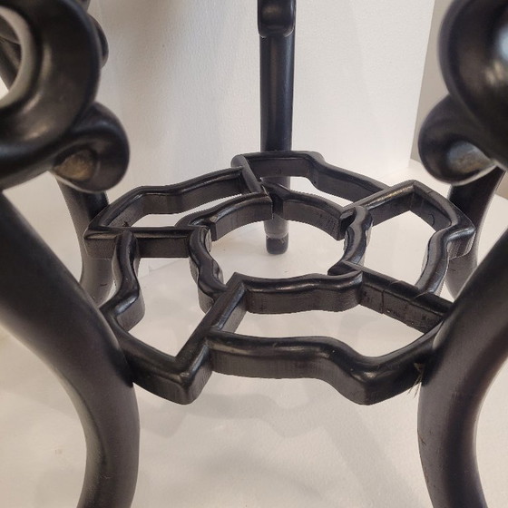 Image 1 of Petit guéridon/table d'appoint, en bois ébénisé et sculpté et en marbre, dynastie Qing, vers 1900 – Chine