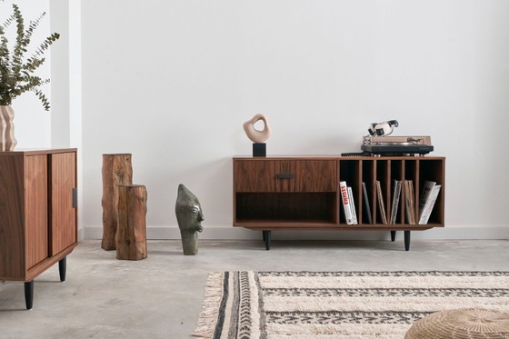 Image 1 of Mueble de nogal para tocadiscos y vinilos O-S12