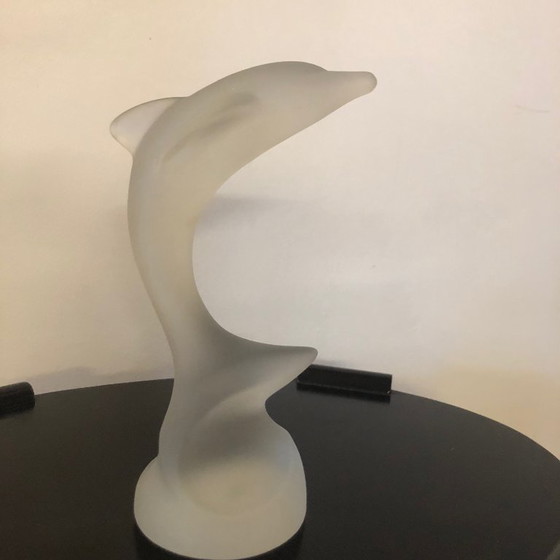 Image 1 of Vintage dolfijnsculptuur uit de jaren 70 van matglas | Gemaakt van zwaar geperst glas | Stijl uit het midden van de 20e eeuw