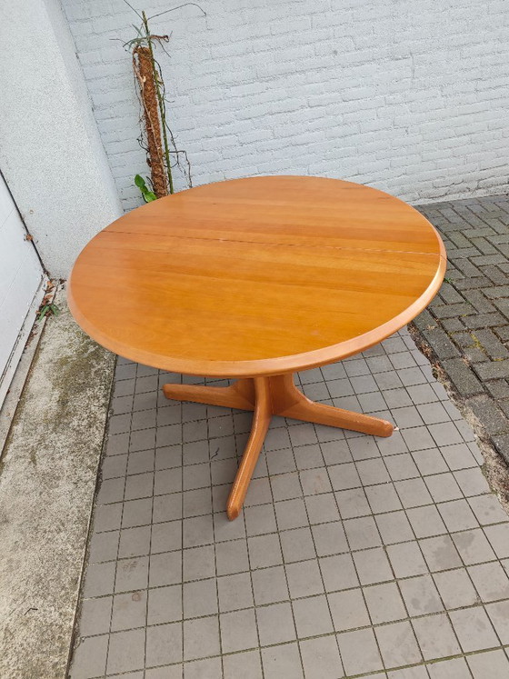 Vintage Round Extendable Table - Wood – Dining tables (photo 6 of 14)